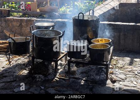 La journée du marché de la Villa de Leyva prépare de la nourriture pour les centaines de personnes qui visitent les étals. Banque D'Images