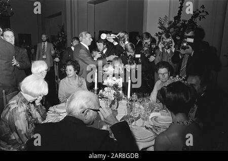 Visite D'État De Kon Suédois. Couple aux Pays-Bas; dîner au Rijksmuseum offert par Rijksmuseum; Den Uyl et la reine Silvia Date: 26 octobre 1976 mots clés: Offres, couples royaux, visites d'état Nom personnel: Sylvia, Reine de Suède, Uyl, Joop den Banque D'Images