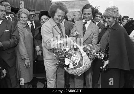 Visite D'État De Kon Suédois. Couple aux Pays-Bas; visitez la ferme de bétail M. Zeistra. M. Zeistra offre un panier de fruits pour couple suédois Date: 26 octobre 1976 mots clés: Couples royaux, visites d'État Nom personnel: Zeistra Banque D'Images