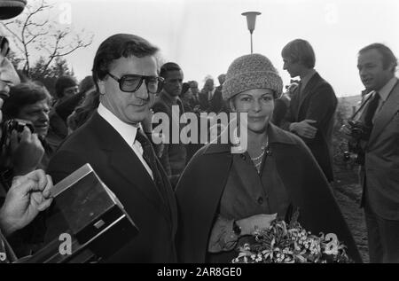 Visite D'État De Kon Suédois. Couple aux Pays-Bas; visite de la ferme de bétail M. Zeistra. Tour en compagnie, no. 14: Westerterp et Silvia Date: 26 octobre 1976 mots clés: Couples royaux, visites, visites d'état Nom personnel: Silvia, Zeistra Banque D'Images