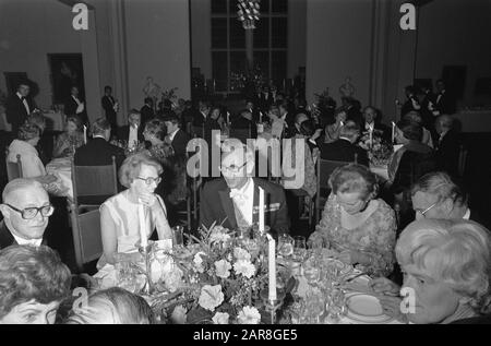 Visite D'État De Kon Suédois. Couple aux Pays-Bas; dîner au Rijksmuseum offert par Rijksmuseum; Den Uyl et la reine Silvia Date: 26 octobre 1976 mots clés: Offres, couples royaux, visites d'état Nom personnel: Sylvia, Reine de Suède, Uyl, Joop den Banque D'Images