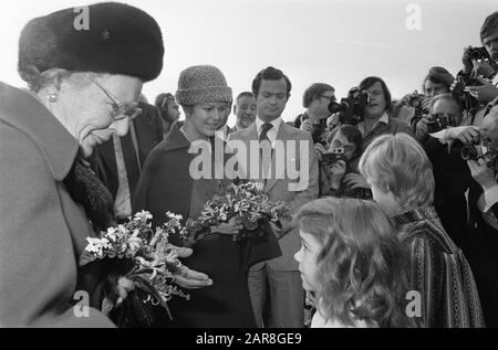 Visite D'État De Kon Suédois. Couple aux Pays-Bas ; devant le bureau d'information d'Almere à Hollandse Brug. HM reçoit des fleurs, derrière Gustav et Silvia Date: 26 octobre 1976 lieu: Almere, Flevoland mots clés: Fleurs, couples de roi, visites d'état Nom personnel: Juliana, Reine, Silvia Banque D'Images