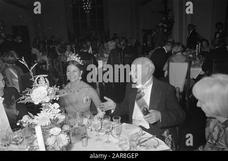 Visite D'État De Kon Suédois. Couple aux Pays-Bas; dîner au Rijksmuseum offert par Rijksmuseum; Den Uyl et la reine Silvia Date: 26 octobre 1976 mots clés: Offres, couples royaux, visites d'état Nom personnel: Sylvia, Reine de Suède, Uyl, Joop den Banque D'Images