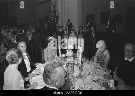 Visite D'État De Kon Suédois. Couple aux Pays-Bas; dîner au Rijksmuseum offert par Rijksmuseum; Den Uyl et la reine Silvia Date: 26 octobre 1976 mots clés: Offres, couples royaux, visites d'état Nom personnel: Sylvia, Reine de Suède, Uyl, Joop den Banque D'Images