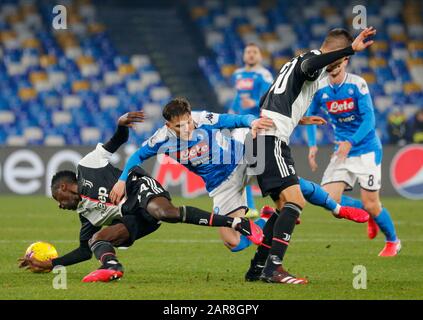 Naples, Italie. 26 janvier 2020. Le milieu de terrain de Naples PIOTR ZIELINSKI entre en collision avec des joueurs de Juventus pendant la série italienne UNE action au stade San Paolo de Naples. Crédit: Fabio Sasso/Zuma Wire/Alay Live News Banque D'Images