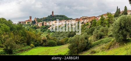 Vue sur la vieille ville du village toscan de San Miniato Banque D'Images