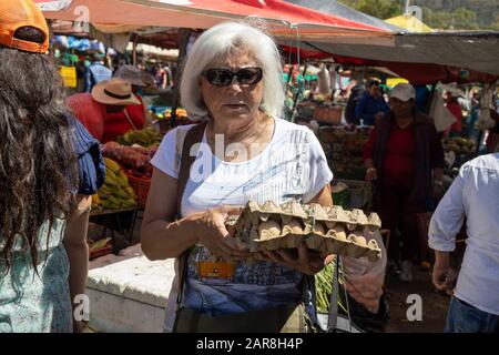 Jour du marché, Villa de Leyva ce client a acheté quelques oeufs à l'un des porte-étals. Banque D'Images