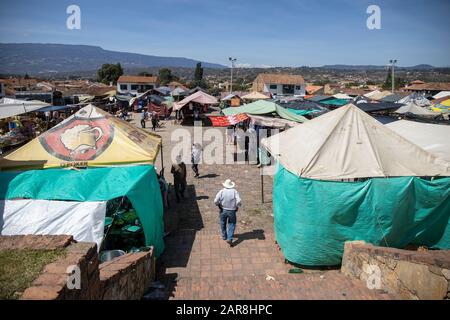 Journée du marché, en regardant vers la Villa de Leyva. Banque D'Images