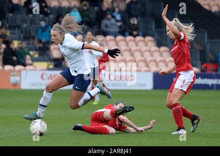 Parc des canons, Royaume-Uni. 26 janvier 2020. Rianna Dean de Tottenham Hotspur femmes et Annie Ward de Barnsley femmes en action lors du quatrième match de la coupe WomenÕs FA entre Tottenham Hotspur femmes et Barnsley femmes au stade Hive à Londres, Royaume-Uni - 26 janvier 2020 crédit: Action Foto Sport/Alay Live News Banque D'Images