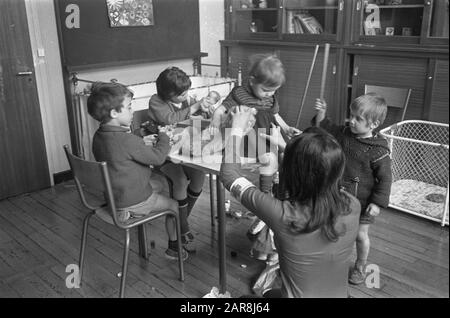 Grèves en France. Kindercrèche À Sorbonne Date: 21 Mai 1968 Lieu: France Mots Clés: Grèves, Pépinières Nom De L'Institution: Sorbonne Banque D'Images