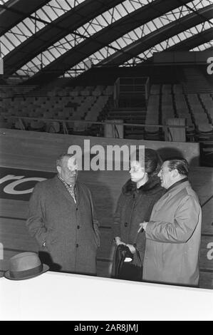 Commencez pour la formation Six Jours en RAI. Kurt Vyth (lnks) avec M. Steenbergen (KNWU) et épouse Date: 5 décembre 1967 lieu: Amsterdam, Noord-Holland mots clés: Sport, cyclisme Nom personnel: Vyth, Kurt Nom de l'institution: Six jours Banque D'Images