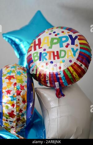 Un gros plan de ballons d'anniversaire. Banque D'Images