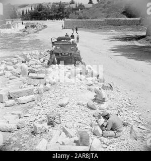 Moyen-Orient 1950-1955 : Jordan Stone travaille dans une carrière près du camp de réfugiés Hussein près d'Amman Date : 1950 lieu : Jordanie mots clés : carrières, camions Banque D'Images