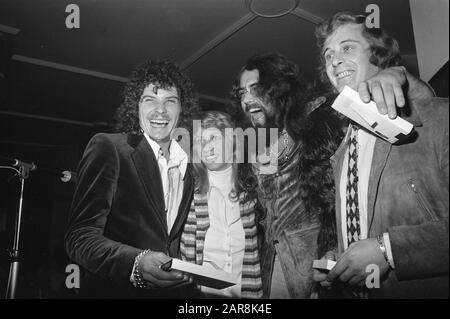 Stichting Conamus attribue des harps dorés, de la gauche Hans van Hemert, Mouth et McNeal et Harry van Hoof Date : 13 novembre 1972 mots clés : Prix Nom personnel : Conamus Banque D'Images