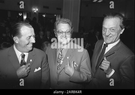 Stichting Conamus attribue des harps dorés, avec har v.l.n.n. doré Nico Boer, Johnny Jordaan Et Cor Lemaire Date : 13 Novembre 1972 Mots Clés : Prix Nom Personnel : Conamus, Johnny Jordaan, Lemaire, Cor Banque D'Images