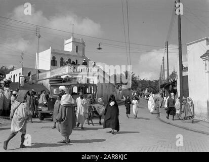 Voyage en mer avec l'image de la rue MS Baloeran à Tanger Annotation: Cette photo fait partie d'une série de photos d'un voyage avec le MS Baloeran de la Lloyd Rotterdam Date: 1935 lieu: Maroc, Tanger mots clés: Street images Banque D'Images