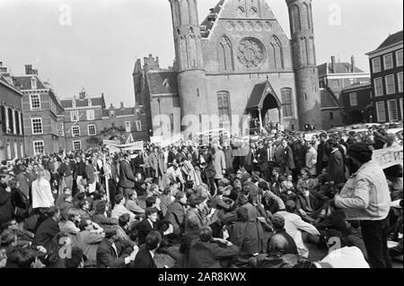 Manifestation étudiante sur allocation d'étude, défilé d'Amsterdam à la Haye Les Étudiants arrivent avec des bannières au Haagse Binnenhof Date: 28 septembre 1966 lieu: La Haye, Zuid-Holland mots clés: Manifestations, visites de protestation, bannières, étudiants Banque D'Images