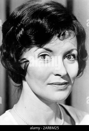 Hannah Gordon, tête et Épaules Publicité Portrait comme Dame Bellamy de la série télévisée britannique, 'À L'Étage, En Bas', ITV, 1975 Banque D'Images