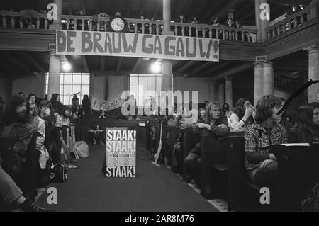 Réunion de l'Association générale des étudiants Amsterdam (ASVA) sur les actions contre l'introduction d'un millier de guildes frais de scolarité Étudiants pendant la réunion (sur les bannières: De Brauw ga bientôt en Staak!) Date: 24 mai 1972 lieu: Amsterdam, Noord-Holland mots clés: Actions, frais de scolarité, bannières, associations d'étudiants, syndicats, réunions Banque D'Images