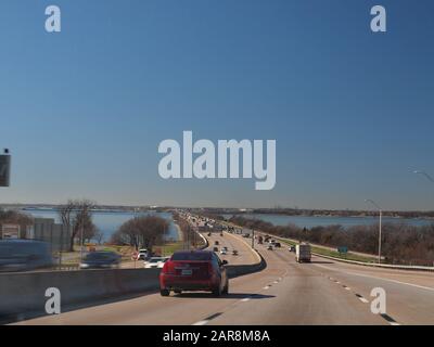 Prenez l'Interstate 20 en direction de l'ouest en direction de Dallas, au Texas, en traversant le lac Ray Hubbard. Banque D'Images