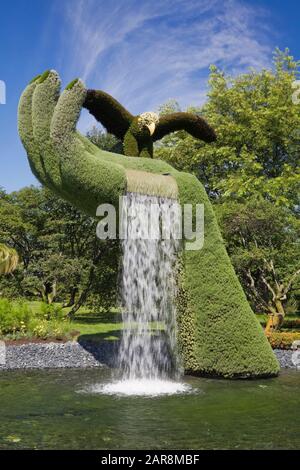 Sculptures vivantes de plantes et d'oiseaux appartenant à l'exposition Appelé « autre Terre » créé sur des formes de maillage métallique remplies avec terre et plantes Banque D'Images