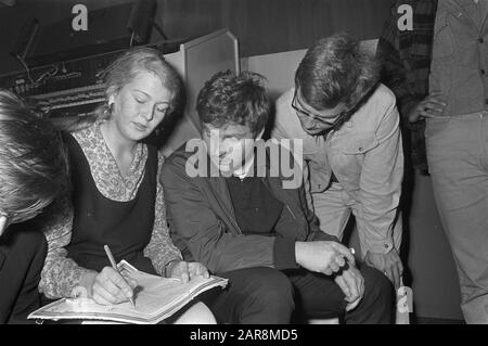 David Cohn Bendit, le leader étudiant, parle au théâtre Capito à Amsterdam. Daniel Cohn Bendit (à gauche) en conversation avec le leader étudiant allemand Karl Wolff/Date: 23 mai 1968 lieu: Amsterdam, Noord-Holland mots clés: Conversations, leaders, étudiants, théâtres Nom personnel: BENDITE DANIEL COHN, Capito, David Cohn Bendit Banque D'Images