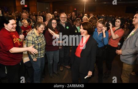 Ames, États-Unis. 26 janvier 2020. Amy Klobuchar, candidate démocrate à la présidentielle pour 2020, salue les partisans lorsqu'elle arrive à faire des remarques lors d'une campagne à Ames, Iowa, dimanche 26 janvier 2020. Les candidats continuent de faire campagne avant les mises en garde de l'Iowa le 3 février. Photo de Mike Theiler/UPI. Crédit: Upi/Alay Live News Banque D'Images