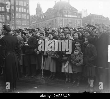 Transfert de souveraineté en Indonésie au Palais Royal sur la place du Dam. Il y a beaucoup d'intérêt des Indonésiens Date: 27 décembre 1949 lieu: Amsterdam, Noord-Holland mots clés: Accords internationaux, public Banque D'Images