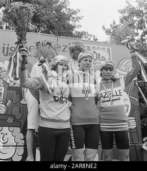 NK cyclisme sur la route à Geulle (amateurs et dames); T. Koole (2ème), H. Top (nouveau champion Ned), R. Keevis van de Linden (3ème) cérémonie de remise de prix; Banque D'Images