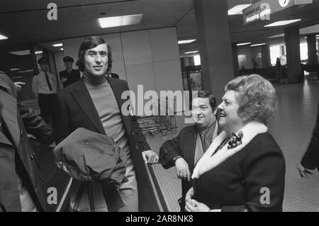 Départ d'Ajax de Schiphol à Lisbonne pour un match contre Benfica Aunt Leen et Willy Alberti aux joueurs. Liens Sjaak Swart Date: 17 avril 1972 lieu: Noord-Holland, Schiphol mots clés: Salles d'arrivée et de départ, artistes, footballeurs Nom personnel: Alberti, Willy, Swart, Sjaak, Tante Leen Banque D'Images