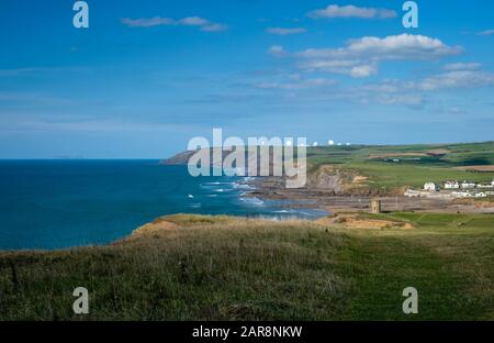 Les falaises accidentées de la baie de Bude avec Storm Tower se replient sur le sentier de la côte sud-ouest approche de Bude avec les plats satellites du CSO Morwenstow du GCHQ Banque D'Images