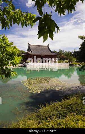 Le pavillon de l'amitié et le lac Dream le jardin chinois en été, jardin botanique de Montréal, Québec, Canada Banque D'Images