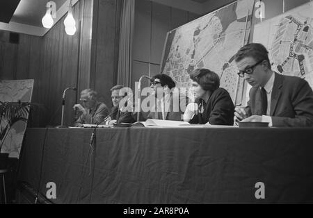 Teach-In à propos du centre-ville d'Amsterdam à Krasnapolsky une salle complète Date: 25 avril 1968 lieu: Amsterdam, Noord-Holland mots clés: Salles Nom de l'établissement: Teach In Banque D'Images