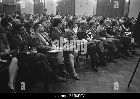Teach-In à propos du centre-ville d'Amsterdam à Krasnapolsky une salle complète Date: 25 avril 1968 lieu: Amsterdam, Noord-Holland mots clés: Salles Nom de l'établissement: Teach In Banque D'Images