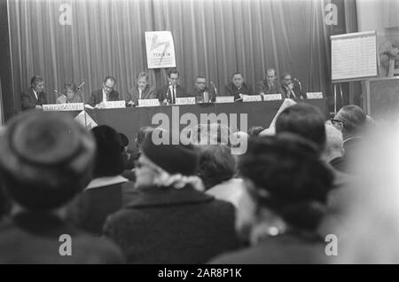Enseigner à propos de l'église dans le centre ville de Kras M. Nagel a interrumpé plusieurs fois ce soir Date: 18 novembre 1968 mots clés: Églises, réunions Banque D'Images