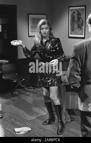 Série télévisée prostitution des jeunes VARA Date : 27 décembre 1971 mots clés : série télévisée Nom de l'institution : Vara Banque D'Images
