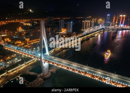 Vue aérienne du pont et de l'architecture urbaine de la ville de nuit à Chongqing, Chine. Banque D'Images