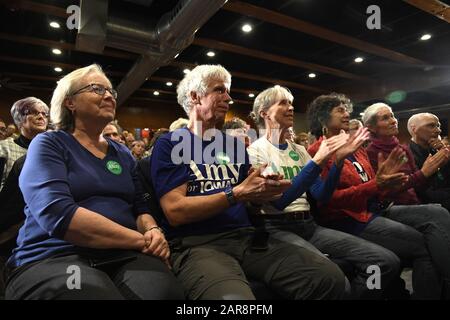 Ames, États-Unis. 26 janvier 2020. Les partisans du candidat à la présidence démocratique pour 2020, Amy Klobuchar, Sen Minnesota, applaudissent les remarques lors d'une campagne à Ames, Iowa, dimanche 26 janvier 2020. Les candidats continuent de faire campagne avant les mises en garde de l'Iowa le 3 février. Photo de Mike Theiler/UPI. Crédit: Upi/Alay Live News Banque D'Images