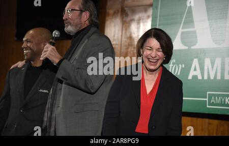 Ames, États-Unis. 26 janvier 2020. Le candidat démocrate à la présidence du Minnesota en 2020 Amy Klobuchar réagit aux remarques de bienvenue de l'ancien sénateur de l'État de l'Iowa David Johnson (C) avec le Rép. De l'Iowa Ross Wilburn lors d'une campagne à Ames, en Iowa, le dimanche 26 janvier 2020. Les candidats continuent de faire campagne avant les mises en garde de l'Iowa le 3 février. Photo de Mike Theiler/UPI. Crédit: Upi/Alay Live News Banque D'Images