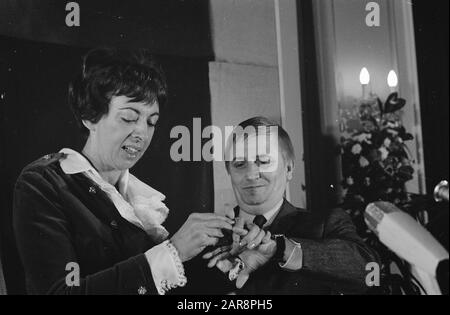 Televizierring for Leen Jongewaard, Hetty Blok slips ring to Leen Jongewaard Date: 13 janvier 1968 mots clés: Acteurs, actrices, artistes, récompenses, récompenses Nom personnel: BLOK, Hetty, Jongewaard, Leen Banque D'Images