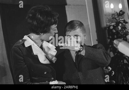 Televizierring pour Leen Jongewaard, Hetty Blok et Leen Jongewaard, qui montre Ring Date: 13 janvier 1968 mots clés: Acteurs, actrices, artistes, prix, prix Nom personnel: BLOK, Hetty, Jongewaard, Leen Banque D'Images