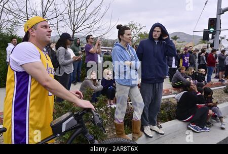 Dossier : Calabasas, États-Unis. 26 janvier 2020. Trevor Benkie, 31 ans, se penche sur la scène où les pompiers travaillent pour contenir des épaves émietonnées suite à un accident d'hélicoptère qui a coûté la vie à Kobe Bryant sur une colline au large de Las Virgenes Road à Calabasas, Californie, le dimanche 26 janvier 2020. Gianna, fille de 13 ans de Bryant, a également été tuée dans l'accident. Photo de John McCoy/UPI crédit: UPI/Alay Live News Banque D'Images