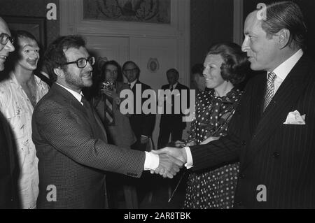 Holland-Festival 1972 à la Haye Lors de l'ouverture du Festival Holland au Théâtre Royal de la Haye, le compositeur italien Luciano Berio est présenté à la princesse Beatrix et au prince Claus Date : 15 juin 1972 lieu : la Haye, Zuid-Holland mots clés : compositeurs, festivals, princesses, théâtres Nom personnel : Beatrix, princesse, Berio, Luciano, Claus, prince Nom de l'établissement : Holland Festival Banque D'Images