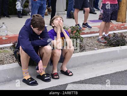 Dossier : Calabasas, États-Unis. 26 janvier 2020. Les frères Dylan et Ryan Kunert regardent vers la scène où les pompiers ont travaillé pour contenir des épaves de crash d'hélicoptère qui ont revendiqué la vie de Kobe Bryant sur une colline au large de Las Virgenes Road à Calabasas, Californie, le dimanche 26 janvier 2020. Gianna, fille de 13 ans de Bryant, a également été tuée dans l'accident. Photo de John McCoy/UPI crédit: UPI/Alay Live News Banque D'Images