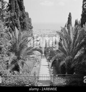 Israël 1964-1965: Haifa, porte d'entrée du temple Bahai au jardin persan du temple Bahai (Maison bahá'í du culte) sur les montagnes du Carmel Annotation: Les maisons bahá'íes d'adoration sont destinées à la prière et à la méditation et sont librement accessibles à toute Date: 1964 lieu: Carmel, Haïfa, Israël mots clés: montagnes, clôtures, panoramas, temples, jardins Banque D'Images