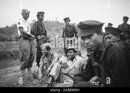 Contact entre KNIL et TNI à Btusangkarse TNI-ers et KNIL-ers pose ensemble avec frai Annotation: Btusangkar = fort van der Capellen Date: Octobre 1949 lieu : Indonésie, Antilles néerlandaises de l'est, Sumatra Banque D'Images