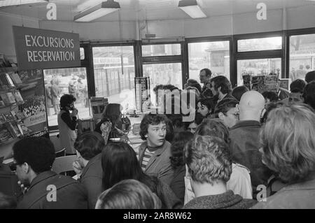 Pâques: Foules à l'Office de Tourisme Amsterdam touristes, information Date: 9 avril 1971 lieu: Amsterdam, Noord-Holland mots clés: Information, touristes Nom de l'institution: Informations touristiques Banque D'Images