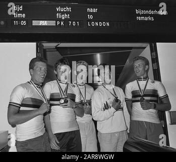 Arrivée de l'équipe néerlandaise de cyclisme amateur du Colorado à l'aéroport de Schiphol; numéro de vol : Tom cordes, John Talen, G. de Vries Arjan Jagt et Rob Harmeling; Banque D'Images