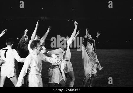 Tottenham Hotspars contre Atletico Madrid 5-1. Joueurs applaudissants Spurs après la victoire Date: 15 mai 1963 mots clés: Joueurs, Sports, Football institution Nom: Tottenham Hotspur Banque D'Images