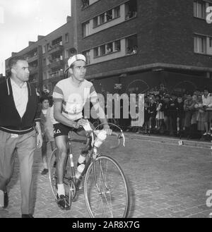 Tour de France, Bahamontes (à vélo) Date : 27 juin 1960 mots clés : Bicycles personnalité : Bahamontes Nom de l'établissement : Tour de France Banque D'Images